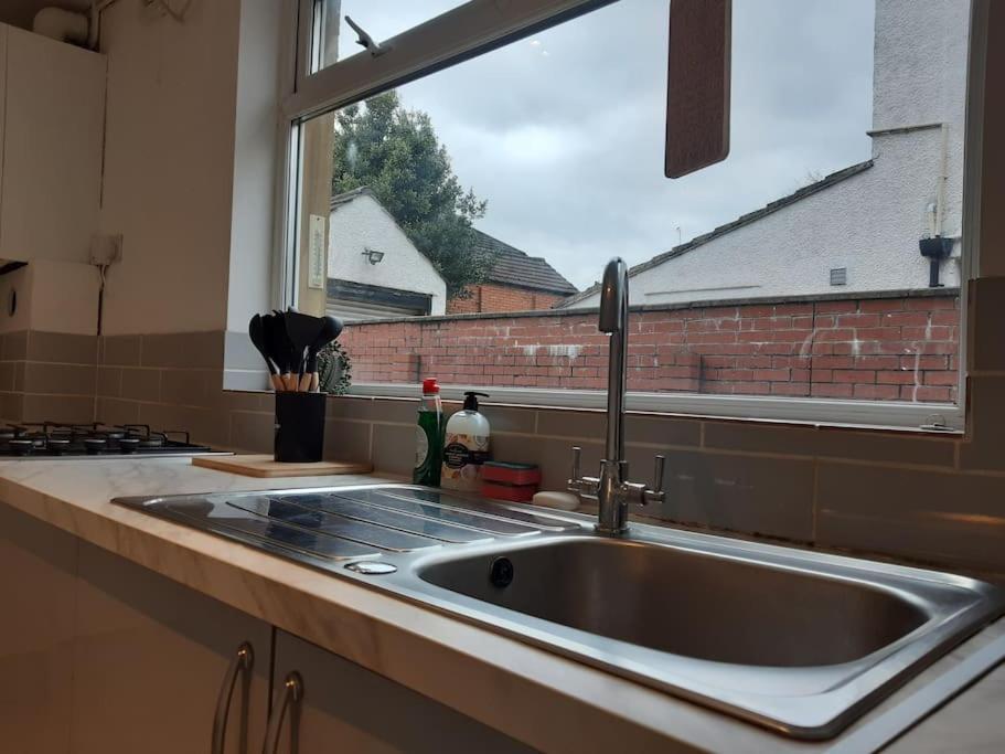 Free Parking Spacious Home Cardiff Extérieur photo